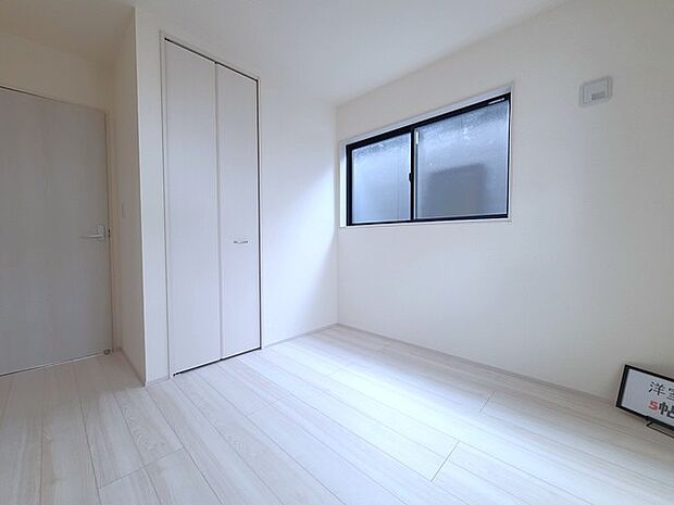 どんな家具にでも相性が良い清潔感ある白色調のクロスを採用。主張しすぎない配色、耐久性にも優れた床材は日々のメンテナンスも楽に、快適に過ごして頂けるよう考えられています。