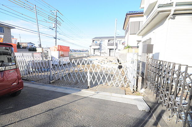 戸建てが立ち並ぶ静かな住宅街。四季折々の移り変わりを感じながら自然と楽しみ、暮らす、そんな毎日を日々の中で感じられる住環境 