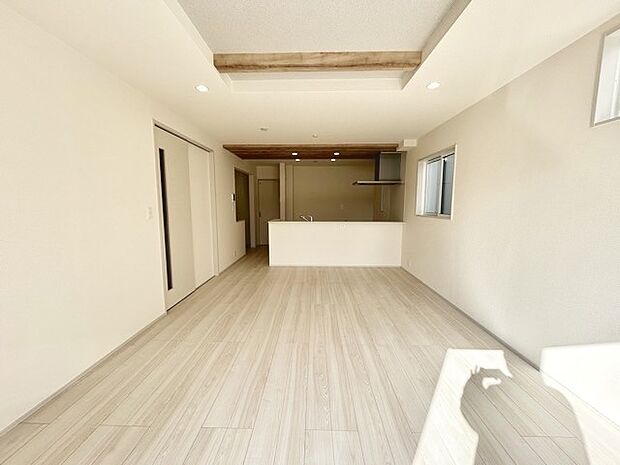 大きな開口部から明るい光が差し込むリビング。日中の室内の明るさがこの部屋の魅力です。