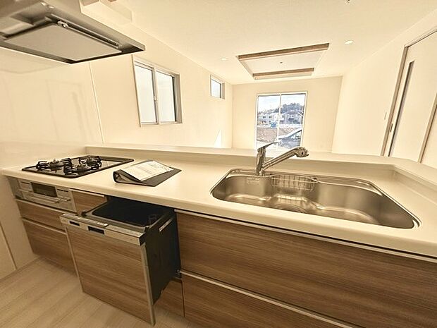 時短に活躍する食器洗浄機や一杯の水も楽しめる浄水器があるシステムキッチン。