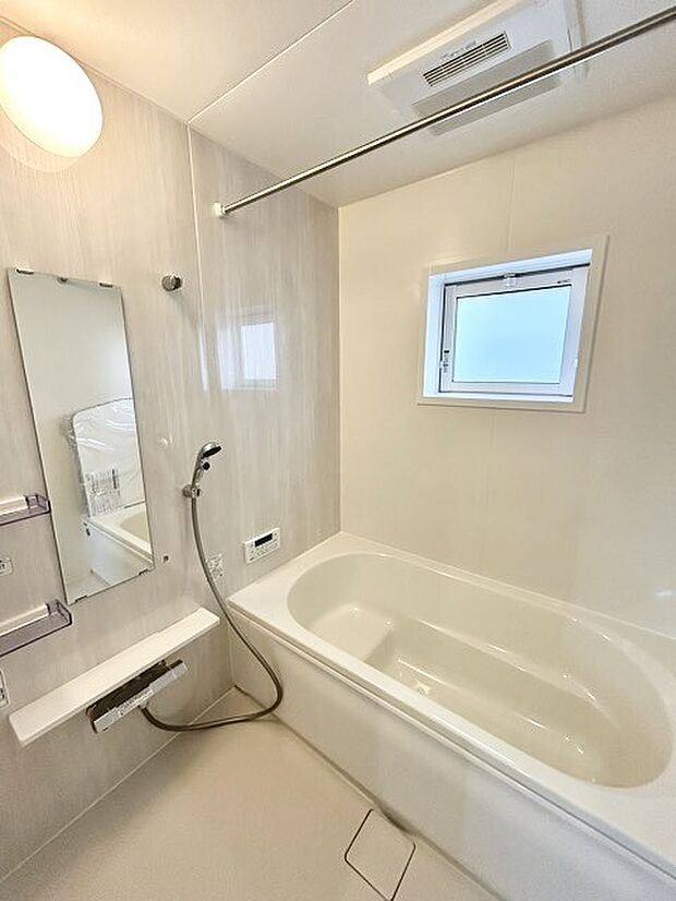 その日の疲れをゆっくりと落としてくれる場所、お子様との大事なひと時を楽しくしてくれる場所。曲線美も感じられるくつろぎのバスタブは、半身浴も楽しめる居心地の良さ。 