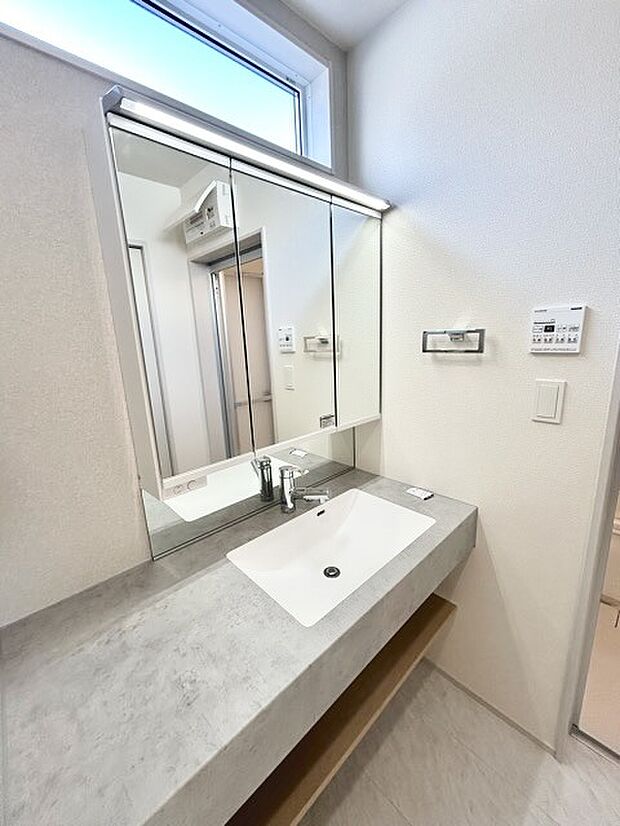 お出かけ前の身だしなみに一歩差がつく三面鏡。ミラー裏にはたっぷり収納もございます。