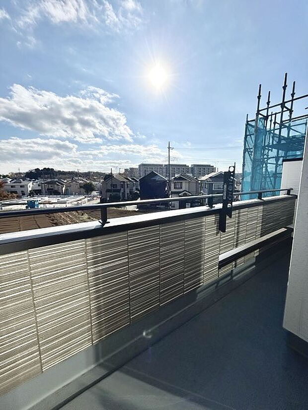 陽ざしが差込む明るいバルコニー。奥行きのあるバルコニーはお洗濯時に助かります。 