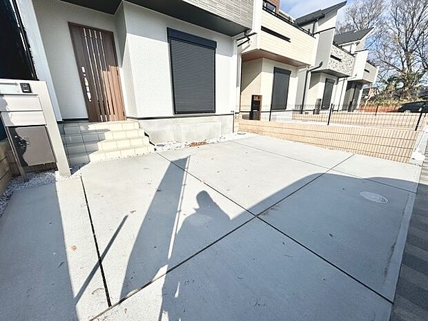 セカンドカーや来客時にも便利なカースペース2台分ございます。