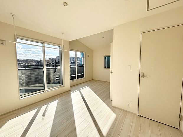 どんな家具にでも相性が良い清潔感ある白色調のクロスを採用。主張しすぎない配色、耐久性にも優れた床材は日々のメンテナンスも楽に、快適に過ごして頂けるよう考えられています。 