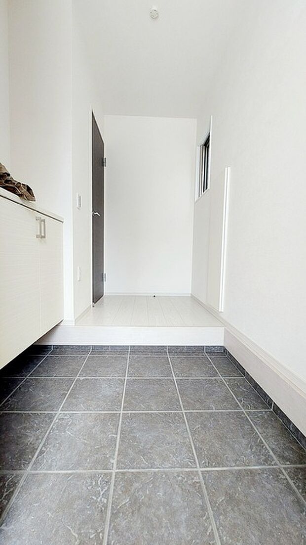 明るく開放的な玄関、靴の脱ぎ履きもしやすく、収納も豊富でご家族皆様の靴をスッキリ収納できます。