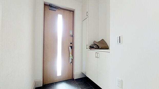 気持ちよくご家族やゲストを送迎できるスタイリッシュでスッキリとした玄関です。