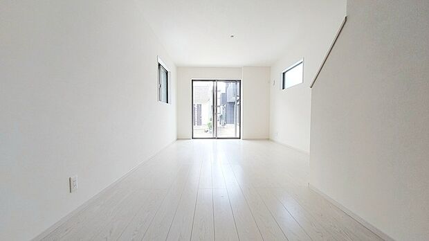 どんな家具にでも相性が良い清潔感ある白色調のクロスを採用。主張しすぎない配色、耐久性にも優れた床材は日々のメンテナンスも楽に、快適に過ごして頂けるよう考えられています。