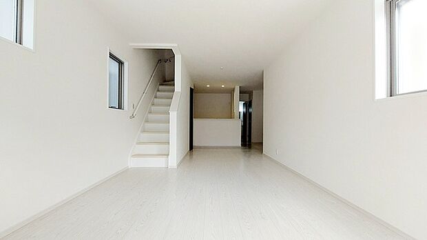 リビングは家具の配置も思いのまま。自由度が高い設計です。 