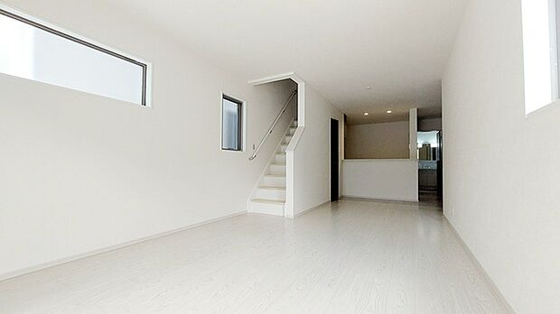 家族や友人、両親、親戚とこれから沢山の時間を紡ぐのだろう。そこを彩るのは窓から見える青い空、心地よい緑。そんなイメージが膨らむリビングスペース。