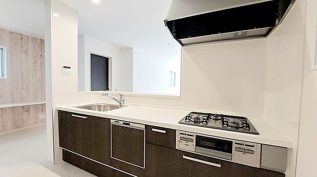 時短に活躍する食器洗浄機や一杯の水も楽しめる浄水器があるシステムキッチン。