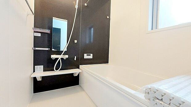 落ち着いた色味の浴室で1日の疲れをゆっくりと癒してください。