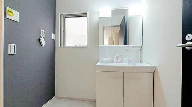 お出かけ前の身だしなみに一歩差がつく三面鏡。ミラー裏にはたっぷり収納もございます。