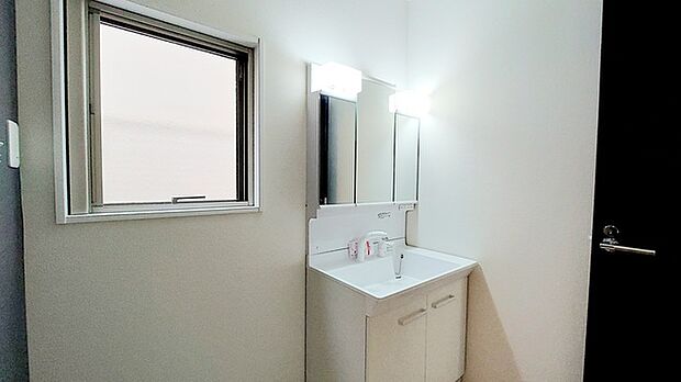 使い勝手の良い洗面台、窓があることで換気もしやすく清潔感のある空間を保てます。
