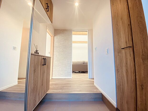 玄関はおうちの顔とも呼ばれる重要な場所！明るくスッキリと見える空間で住まう人を見送り、出迎えてくれます。 