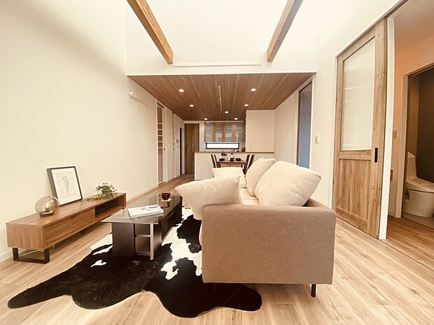 夕食の時間。家族、友人、両親、親戚との会話がより料理を美味しくしてくれる。あっという間に時間が過ぎてしまう居心地の良さは、普段はほっとする空間としてここにあります。