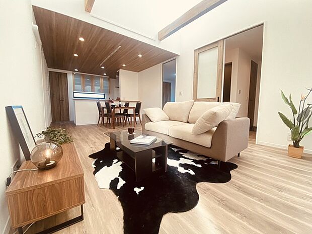 家族団欒のリビング。陽光差し込む食卓には家族の会話とスマイルが溢れます。いつまでもここで食卓を囲みたくなる、そう感じさせてくれるスペース。 