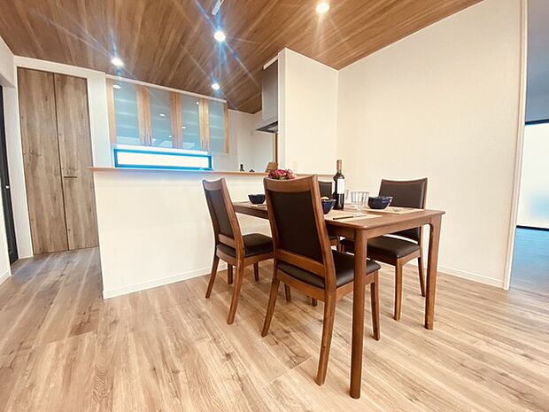 家族団欒のリビング。陽光差し込む食卓には家族の会話とスマイルが溢れます。いつまでもここで食卓を囲みたくなる、そう感じさせてくれるスペース。