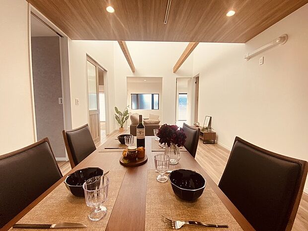 夕食の時間。家族、友人、両親、親戚との会話がより料理を美味しくしてくれる。あっという間に時間が過ぎてしまう居心地の良さは、普段はほっとする空間としてここにあります。