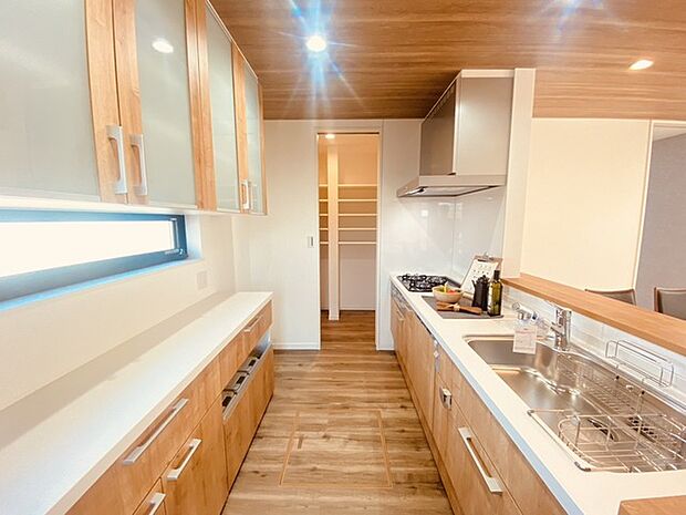 リビングにいる家族の顔が見渡せるカウンターキッチン。お料理もより一層おいしく、楽しく。食器棚を背面に設置しても十分な広さを確保しています。