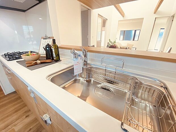 時短に活躍する食器洗浄機や一杯の水も楽しめる浄水器があるシステムキッチン。