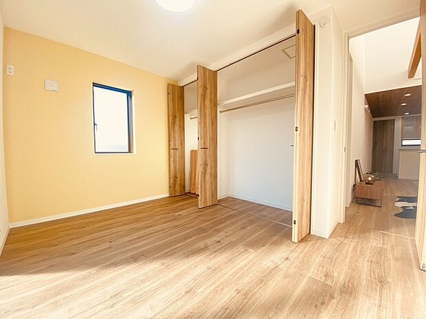 衣類の整理整頓に嬉しいクローゼット付きのお部屋。お子様のお部屋としても便利です。 