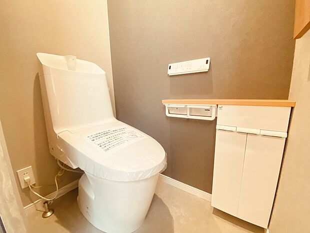 ウォシュレット機能付きのトイレ。収納もあり実用性も兼ね備えた造り。 