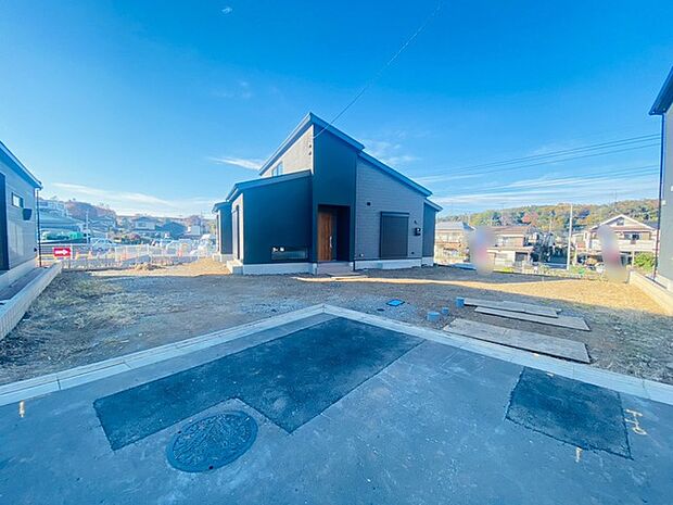 戸建てならではのお庭スペース。BBQやガーデニング、お子様のプールなど、、、、様々な楽しみ方ができるプライベート空間。ご家族皆さままで思いっきりお楽しみください。