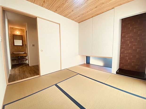 大きな開口部から明るい光が差し込む、日中の室内の明るさがこの部屋の魅力です。