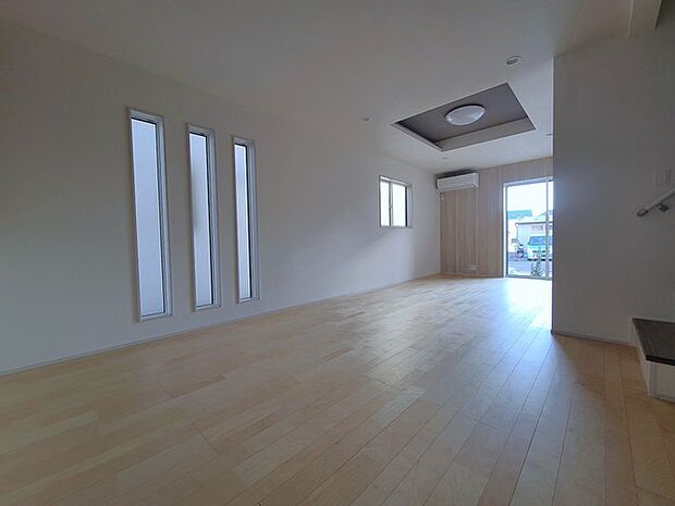 家族団欒のリビング。陽光差し込む食卓には家族の会話とスマイルが溢れます。いつまでもここで食卓を囲みたくなる、そう感じさせてくれるスペース。