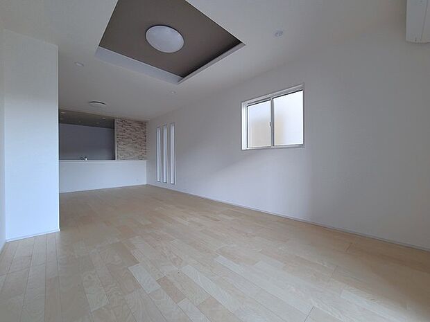 家族団欒のリビング。陽光差し込む食卓には家族の会話とスマイルが溢れます。いつまでもここで食卓を囲みたくなる、そう感じさせてくれるスペース。