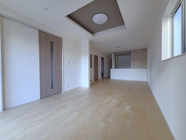 家族団欒のリビング。陽光差し込む食卓には家族の会話とスマイルが溢れます。いつまでもここで食卓を囲みたくなる、そう感じさせてくれるスペース。