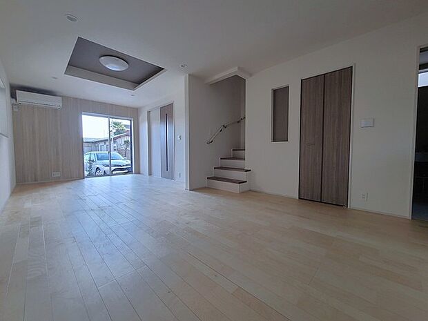 夕食の時間。家族、友人、両親、親戚との会話がより料理を美味しくしてくれる。あっという間に時間が過ぎてしまう居心地の良さは、普段はほっとする空間としてここにあります。