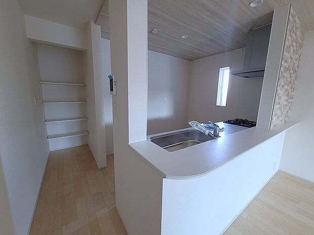 リビングにいる家族の顔が見渡せるカウンターキッチン。お料理もより一層おいしく、楽しく。食器棚を背面に設置しても十分な広さを確保しています。