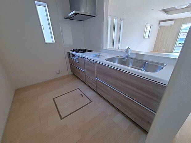 リビングにいる家族の顔が見渡せるカウンターキッチン。お料理もより一層おいしく、楽しく。食器棚を背面に設置しても十分な広さを確保しています。