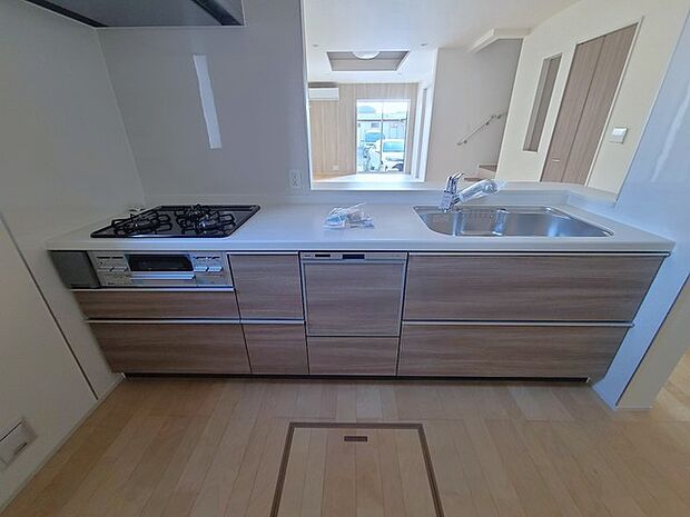 リビングにいる家族の顔が見渡せるカウンターキッチン。お料理もより一層おいしく、楽しく。食器棚を背面に設置しても十分な広さを確保しています。