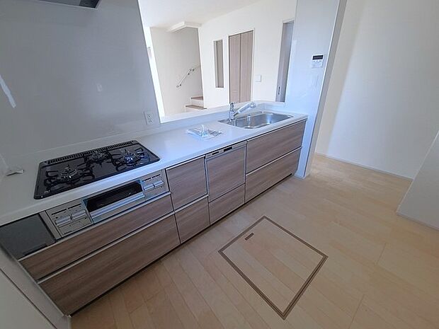 リビングにいる家族の顔が見渡せるカウンターキッチン。お料理もより一層おいしく、楽しく。食器棚を背面に設置しても十分な広さを確保しています。