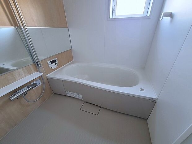 一緒にお風呂に入っている子供達の声がリビングまで聞こえてきそうな広々とした1坪バス