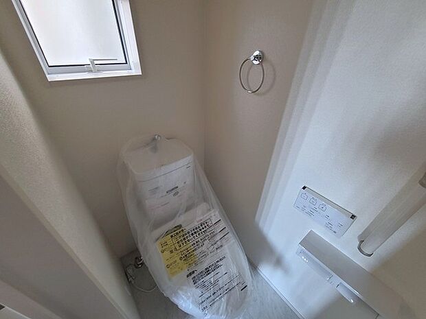 ウォシュレット機能付きのトイレ。換気のしやすい窓付きで、収納もあり実用性も兼ね備えた造り。