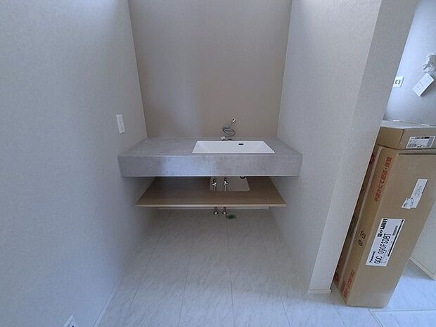 ゆとりの洗面スペースで朝の身支度もスムーズに行えます。