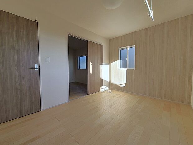 戸建てが立ち並ぶ静かな住宅街。四季折々の移り変わりを感じながら自然と楽しみ、暮らす、そんな毎日を日々の中で感じられる住環境 