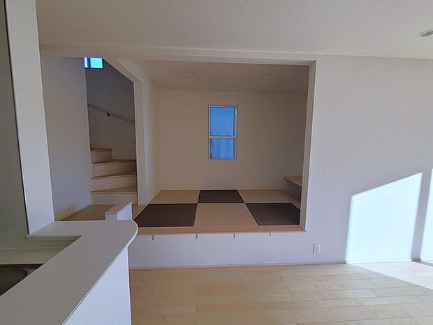 家族団欒のリビング。陽光差し込む食卓には家族の会話とスマイルが溢れます。いつまでもここで食卓を囲みたくなる、そう感じさせてくれるスペース。 