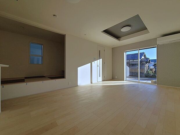 家族団欒のリビング。陽光差し込む食卓には家族の会話とスマイルが溢れます。いつまでもここで食卓を囲みたくなる、そう感じさせてくれるスペース。 