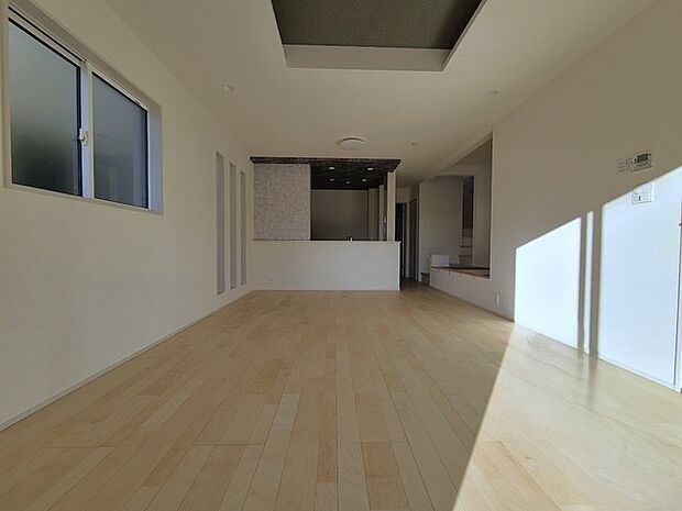 家族団欒のリビング。陽光差し込む食卓には家族の会話とスマイルが溢れます。いつまでもここで食卓を囲みたくなる、そう感じさせてくれるスペース。 