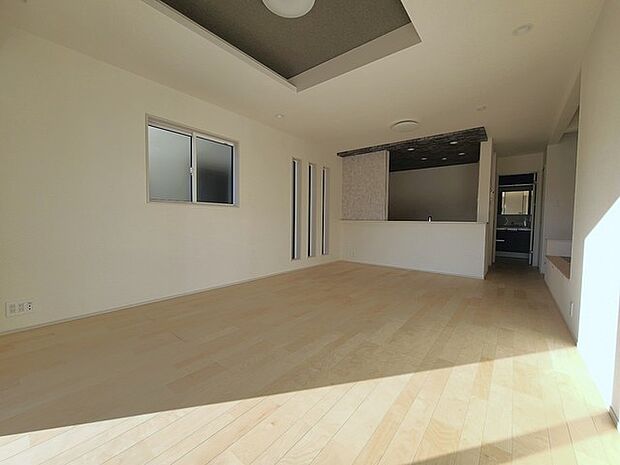 家族団欒のリビング。陽光差し込む食卓には家族の会話とスマイルが溢れます。いつまでもここで食卓を囲みたくなる、そう感じさせてくれるスペース。 