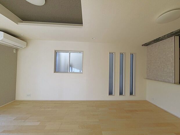 家族団欒のリビング。陽光差し込む食卓には家族の会話とスマイルが溢れます。いつまでもここで食卓を囲みたくなる、そう感じさせてくれるスペース。 