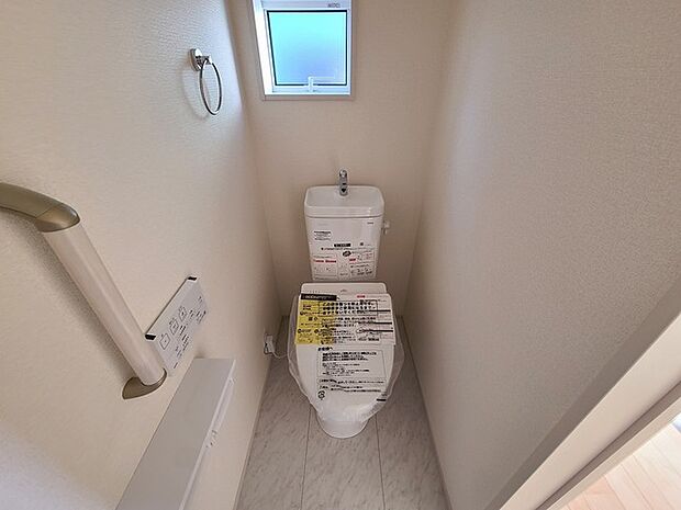 ウォシュレット機能付きのトイレ。換気のしやすい窓付きで、収納もあり実用性も兼ね備えた造り。 