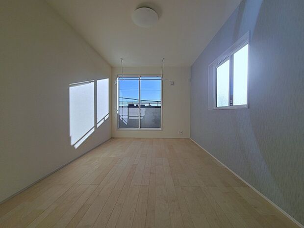 2面採光を確保した明るい室内は、爽やかな風を感じる居心地の良い空間です。 