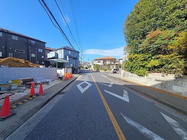 前面道路は広く、駐車がしやすいです。駐車スペース2台分ございます。
