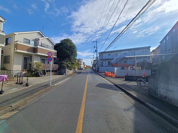 前面道路は広く、駐車がしやすいです。駐車スペース2台分ございます。 